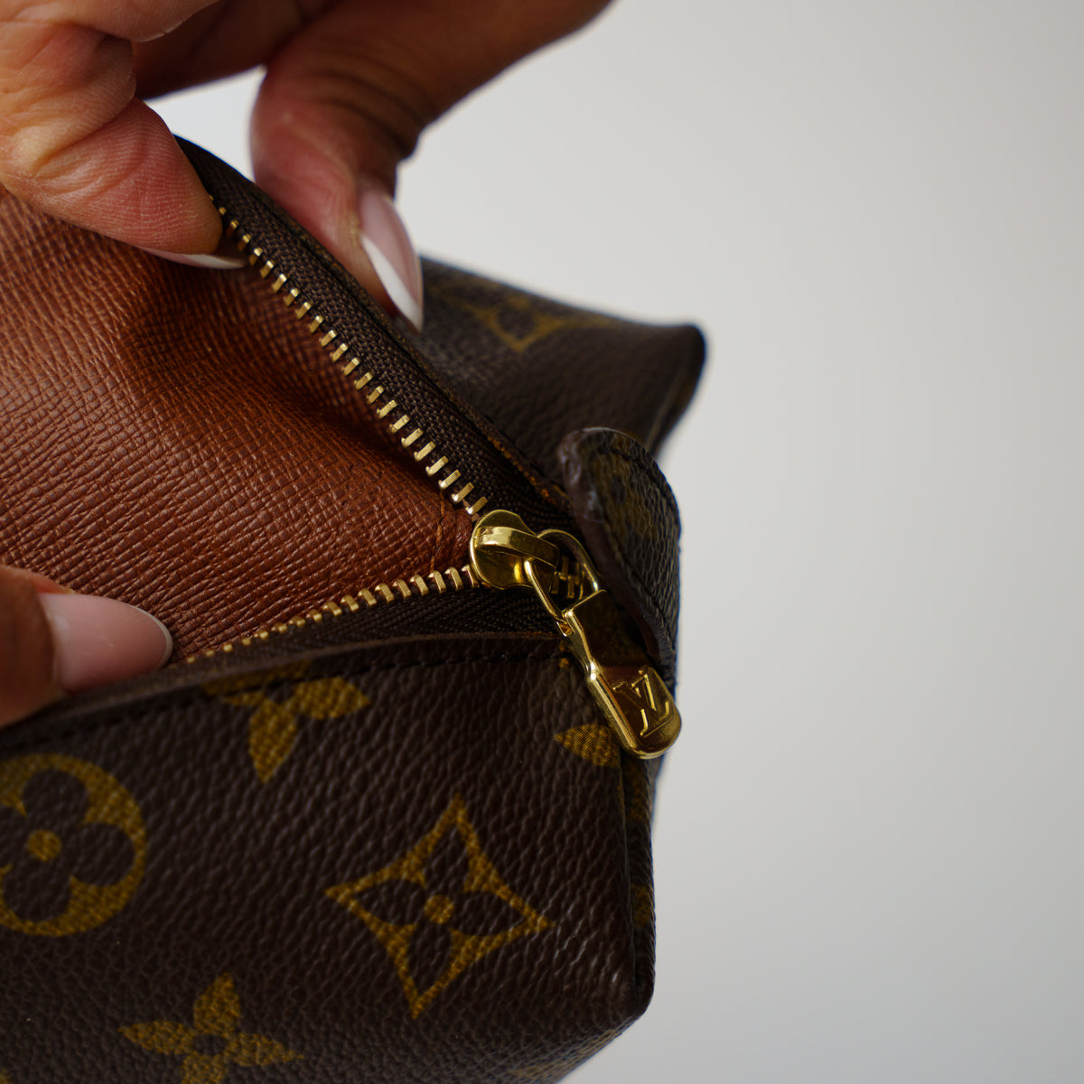 RARE Louis Vuitton 2002 Trousse Demi Ronde Cosmetic Pouch 061026A13