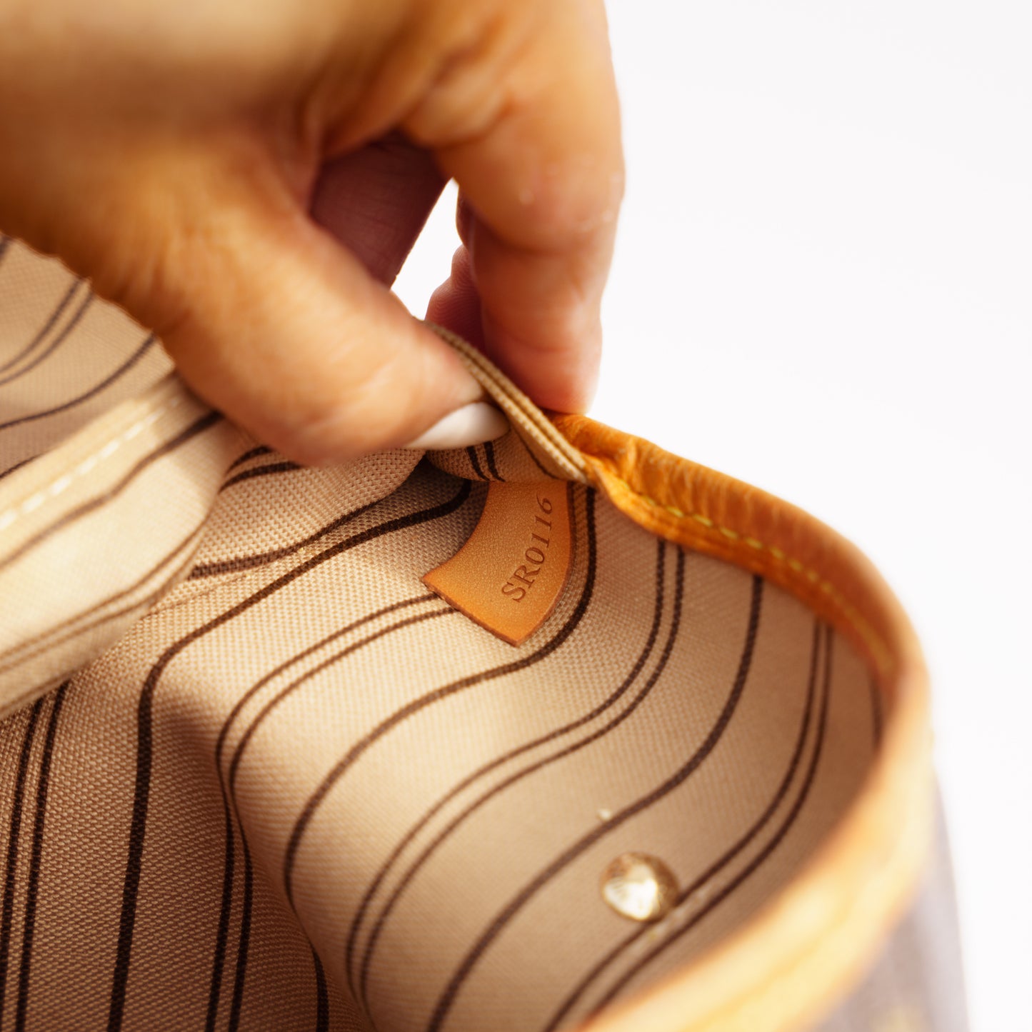 Louis Vuitton Neverfull MM in Monogram with Beige Interior 280526L20