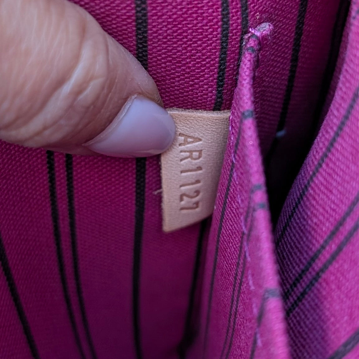 Louis Vuitton Neverfull Pouch in Monogram Canvas with Fuschia Interior 280126B06