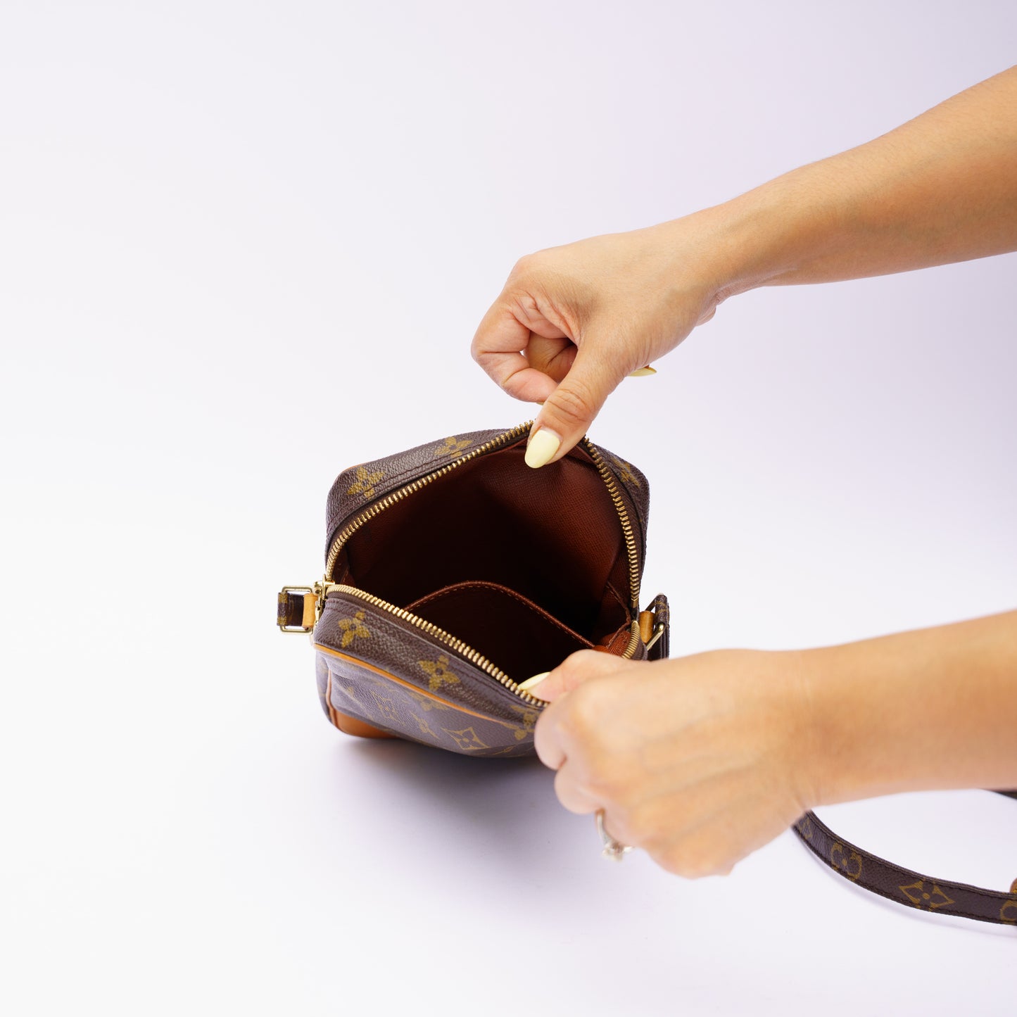 Louis Vuitton 2001 Danube Crossbody in Monogram Canvas SL0041