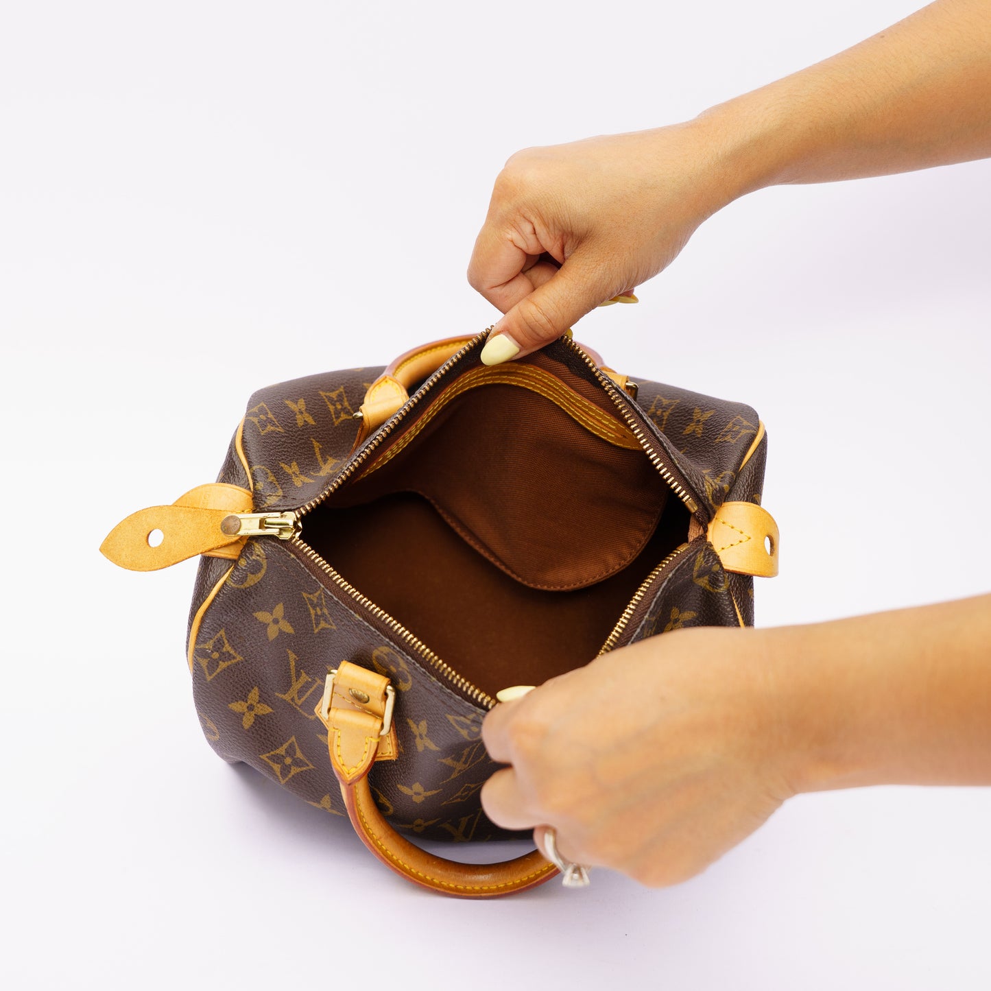 Louis Vuitton 2004 Speedy 25 in Monogram Canvas SP0034
