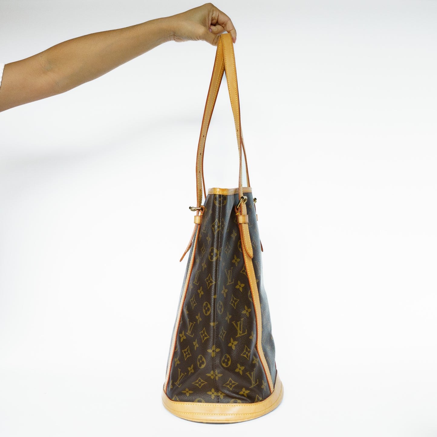Louis Vuitton Bucket Bag GM in Monogram Canvas 131125B195