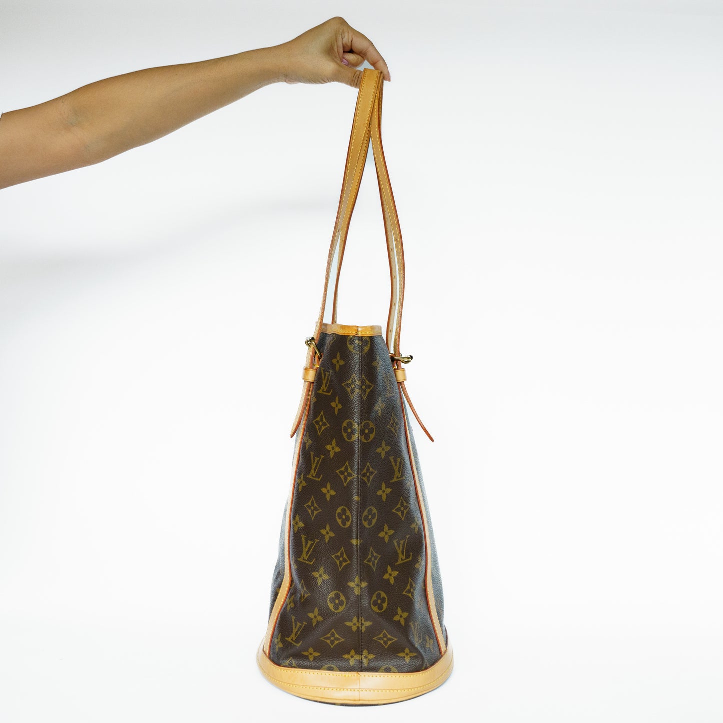 Louis Vuitton Bucket Bag GM in Monogram Canvas 131125B195