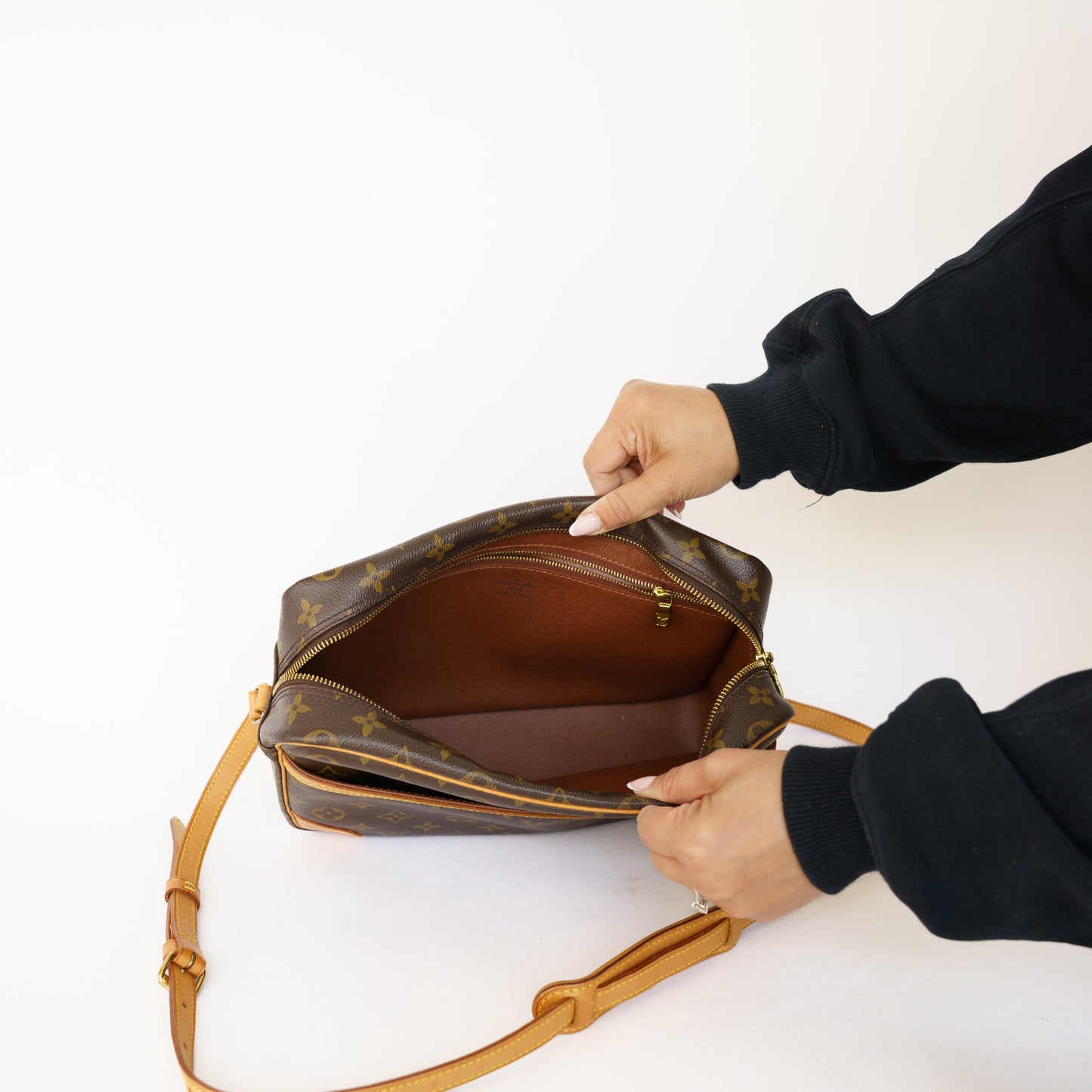 Louis Vuitton Trocadero 30 Monogram Crossbody MB0053 050526X04