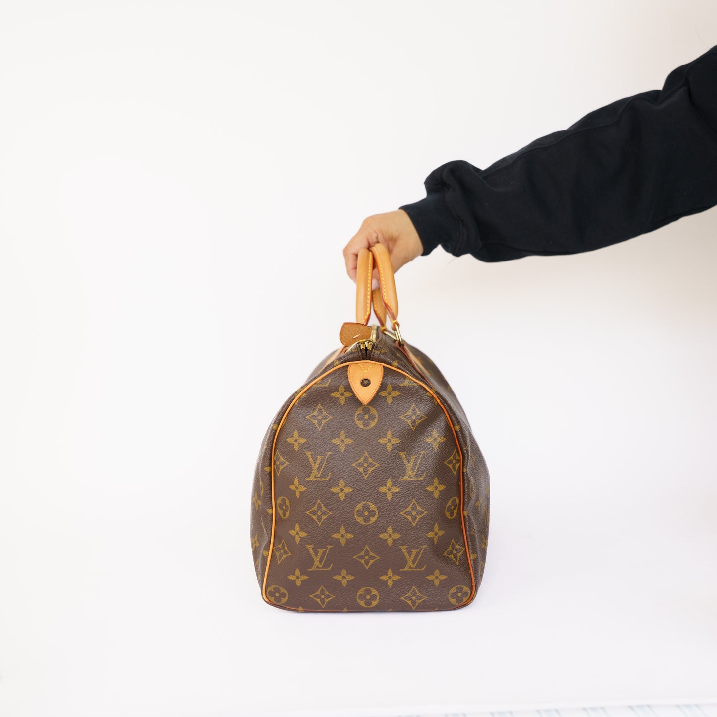 Louis Vuitton Speedy 35 in Monogram 050526Z13