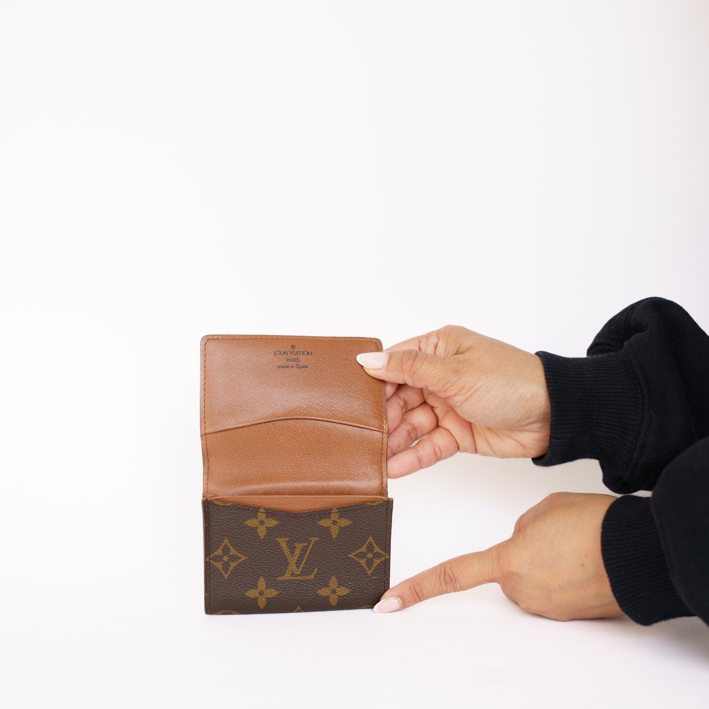 Louis Vuitton Business Card Holder in Monogram 050526Z04
