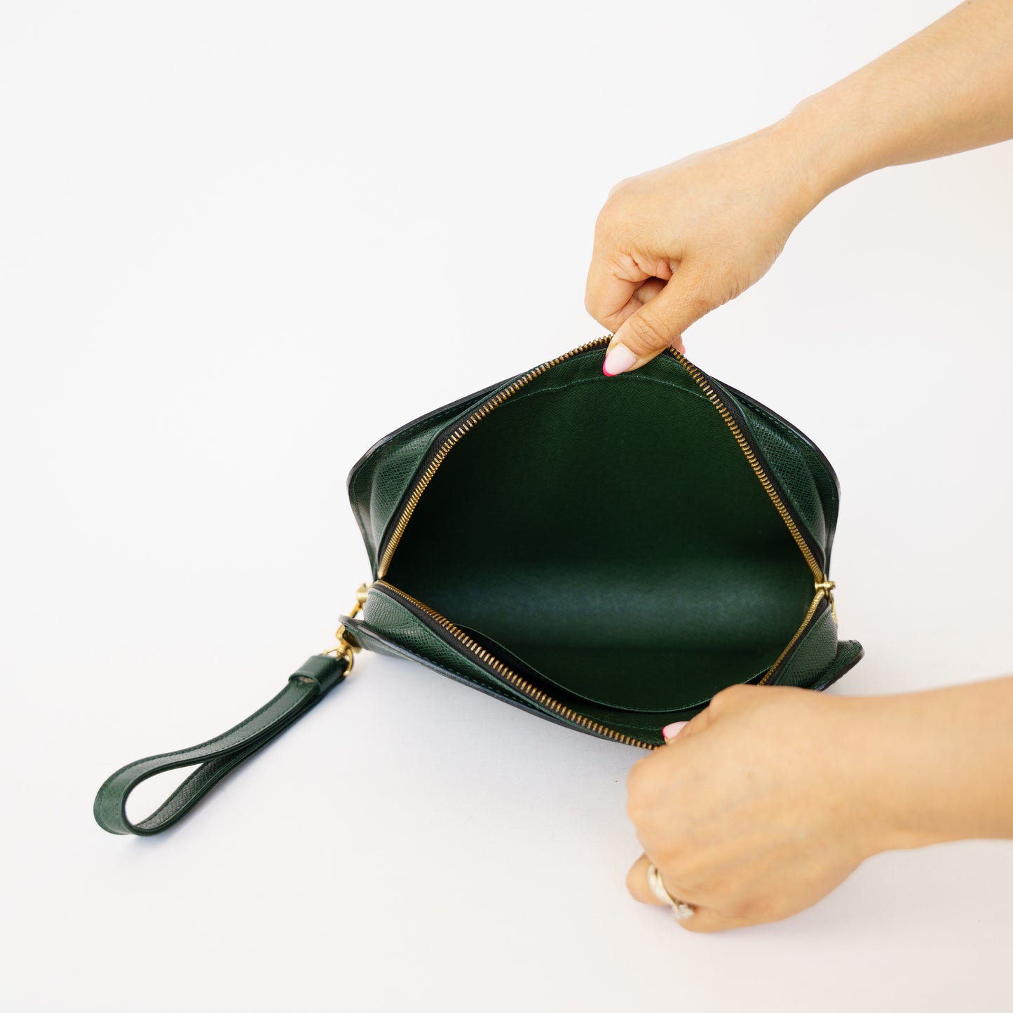 Louis Vuitton Orsay Clutch in Green Taiga Leather VI1907