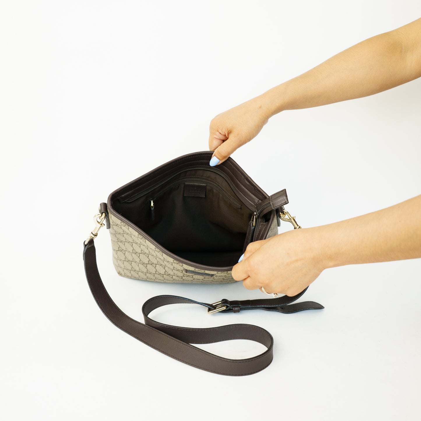 Gucci GG Supreme Medium Messenger Bag 090626S13