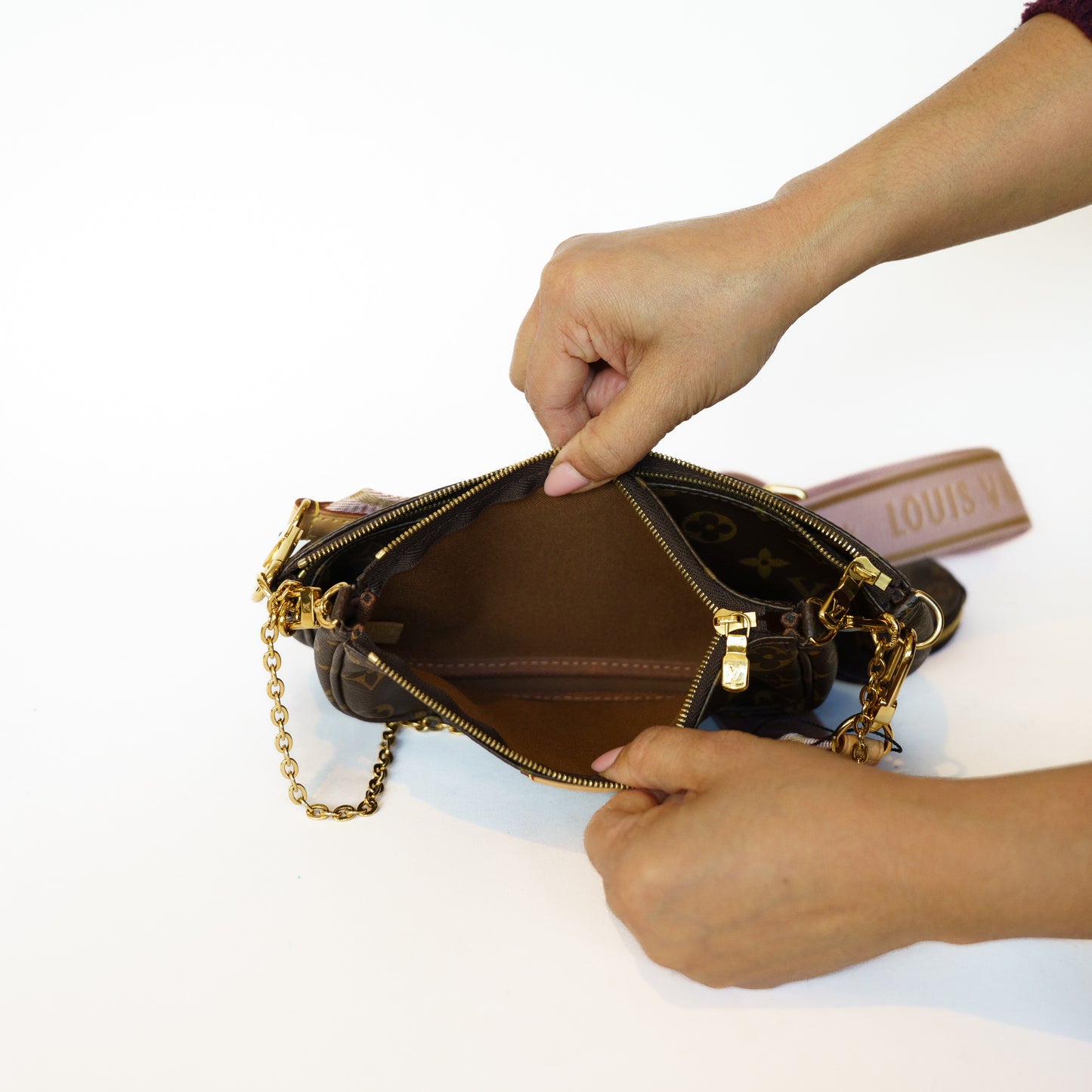 Louis Vuitton Multi Pochette Accessoires Bag in Monogram Canvas in Rosa Chiaro Interior 101225B03