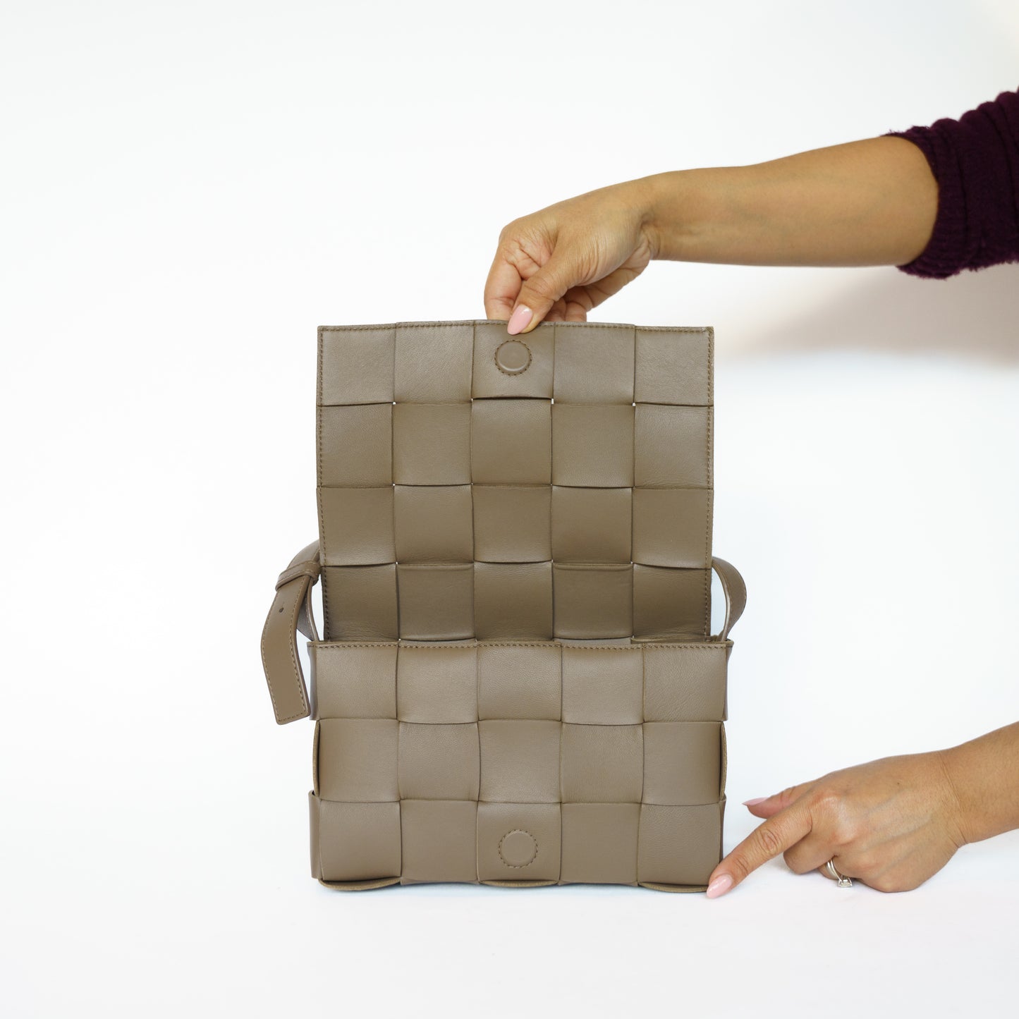 Bottega Veneta Casette Leather Crossbody in Taupe Colour 111225B09