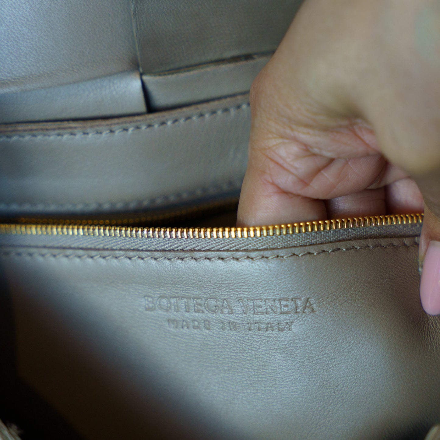 Bottega Veneta Casette Leather Crossbody in Taupe Colour 111225B09