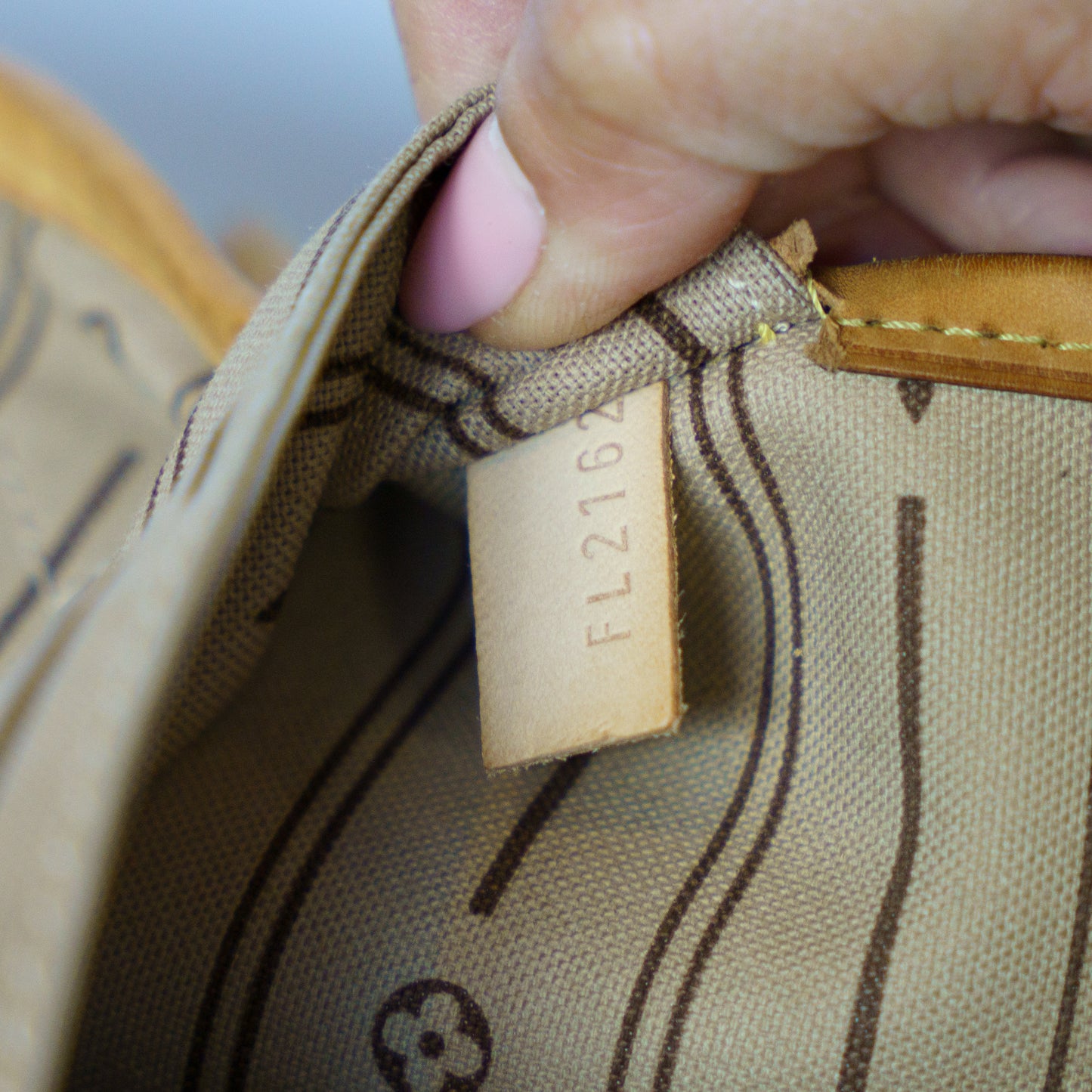 Louis Vuitton Neverfull GM in Monogram with Beige Interior 111225B10