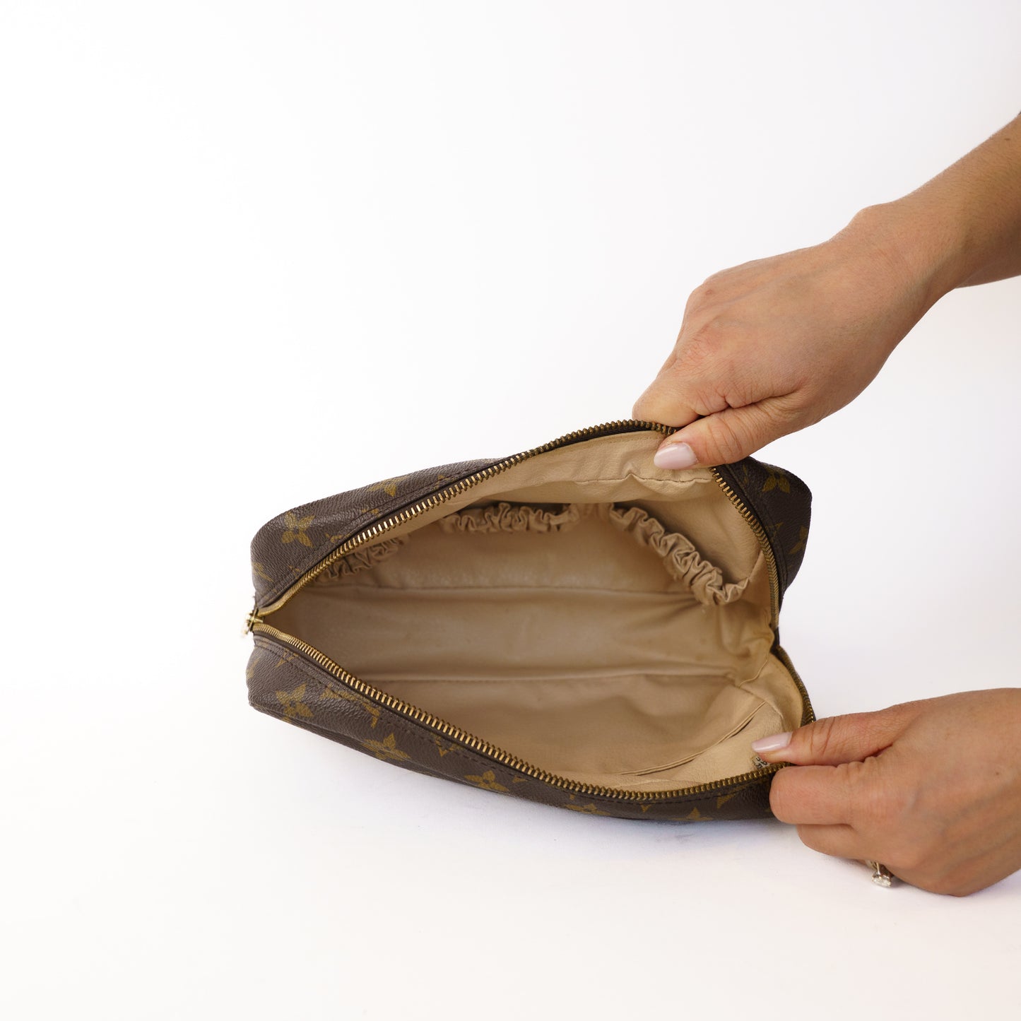 Louis Vuitton Trousse 23 Monogram TH0950 200126B12