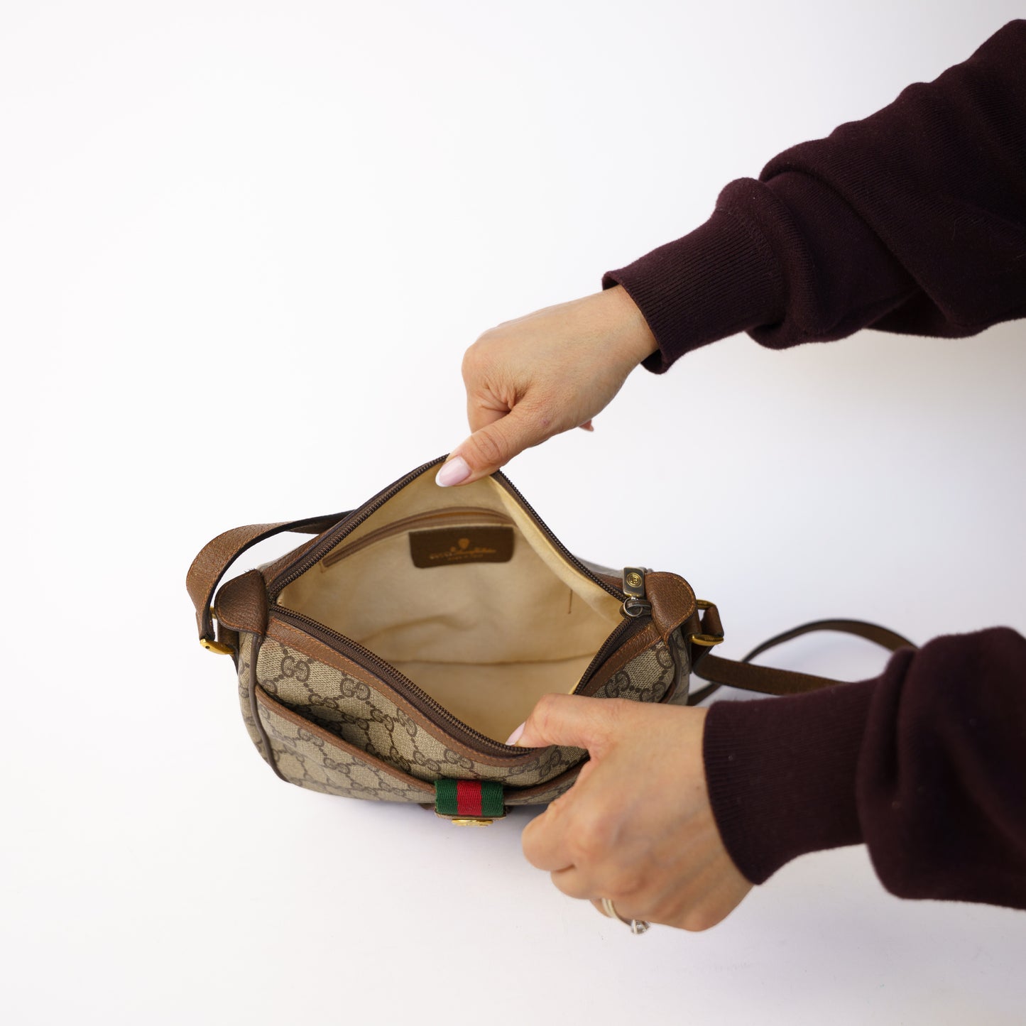 Gucci Crossbody Sherry Line Vintage 140126B19