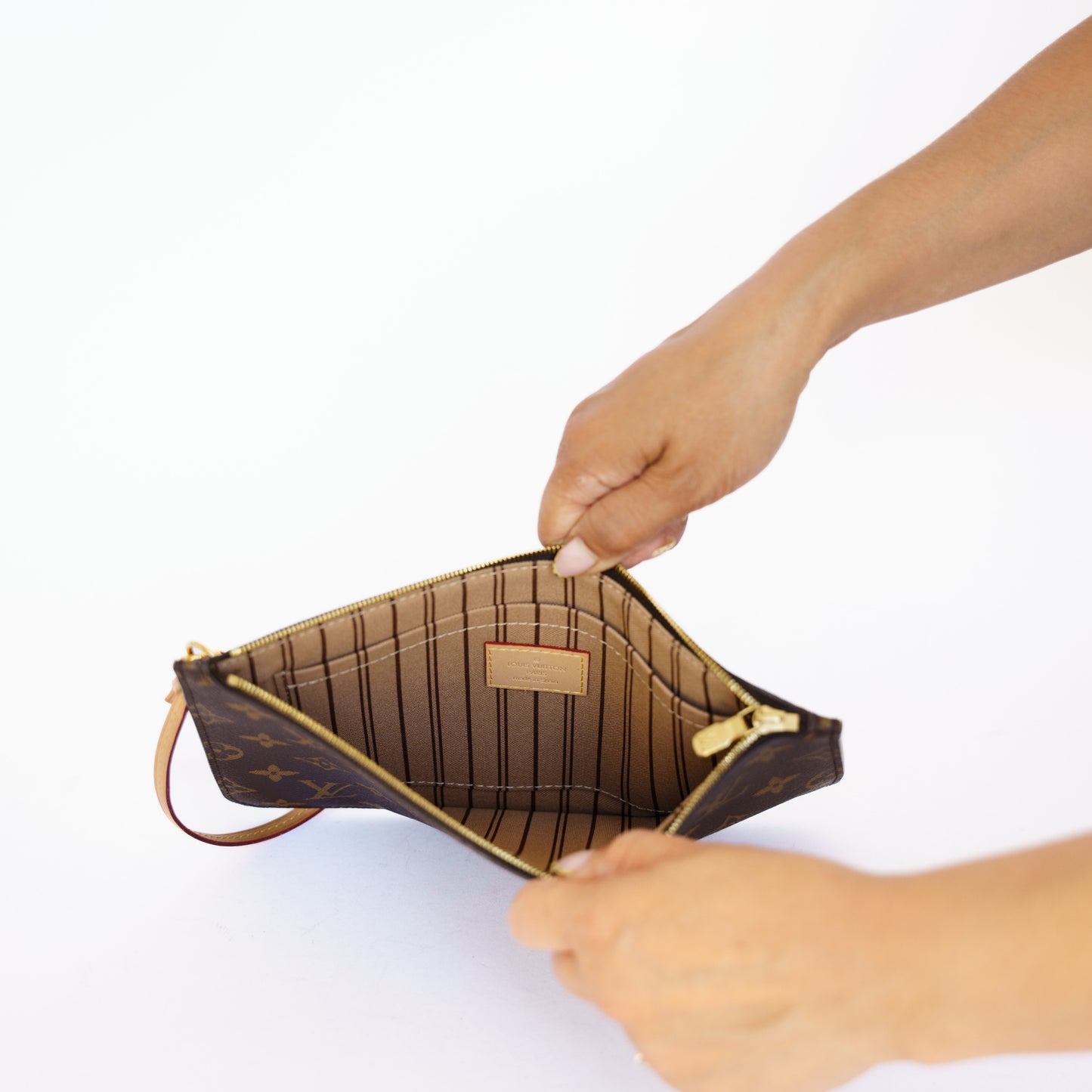 Louis Vuitton Neverfull Pouch in Beige Interior 160726S03