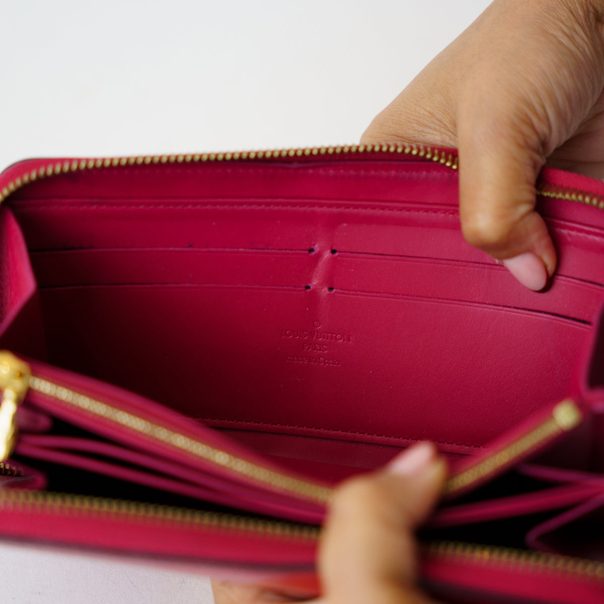 Louis Vuitton 2012 Zippy Long Wallet in Fuschia Vernis Leather 201026M04