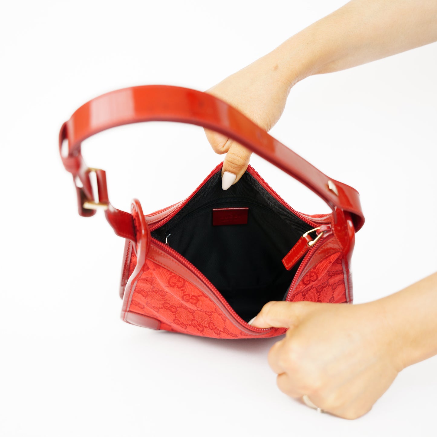 Gucci GG Canvas Shoulder Bag Red 210526N08