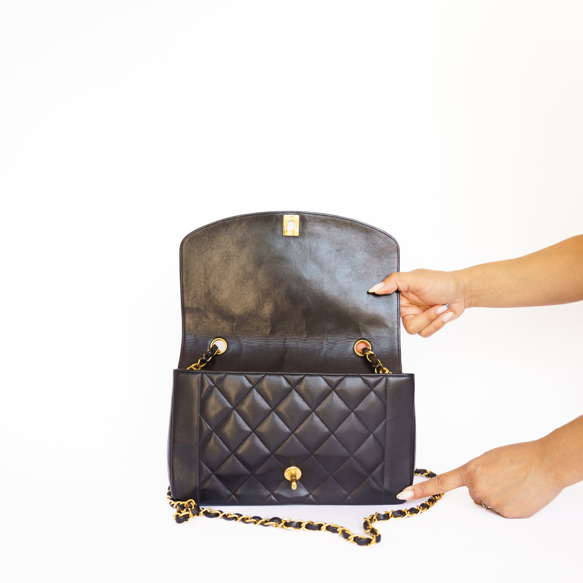 Chanel Black Quilted Lambskin Vintage Medium Diana Classic Single Flap Bag 210726Y20