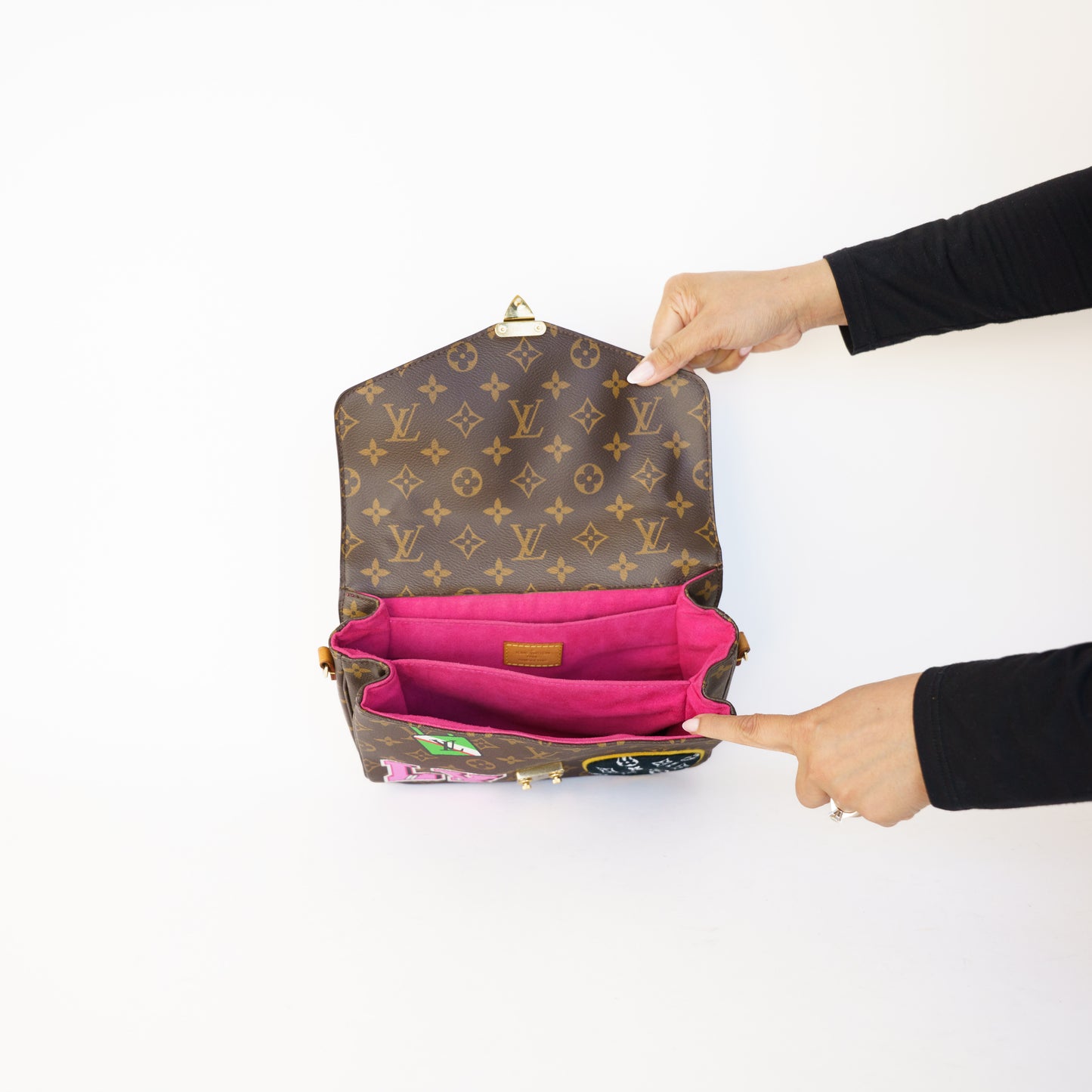 Louis Vuitton Patches Pochette Metis in Monogram 230426B14