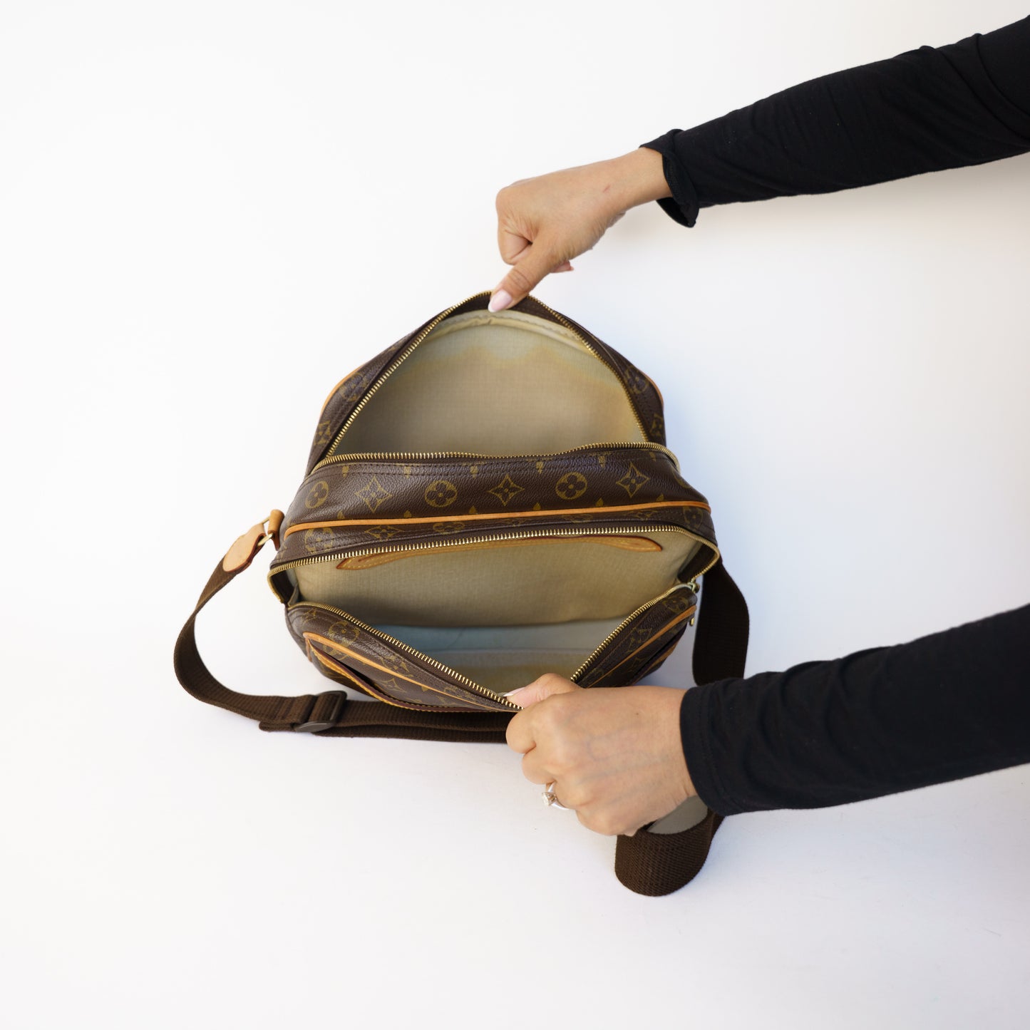 Louis Vuitton Reporter in Monogram 230426B09
