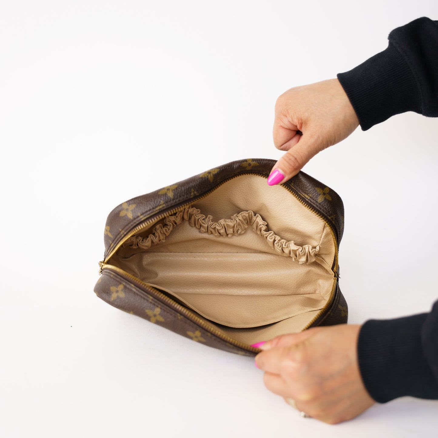 Louis Vuitton 1987 Trousse 23 Monogram 260226G10