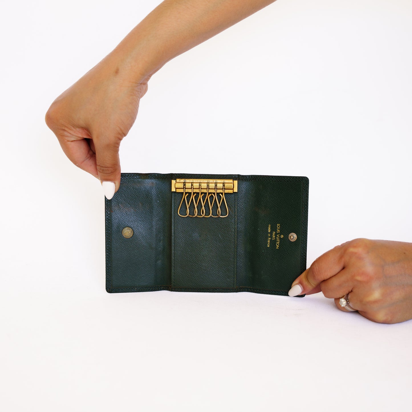 Louis Vuitton 6 Key Holder in Green Taiga Leather 280526S10