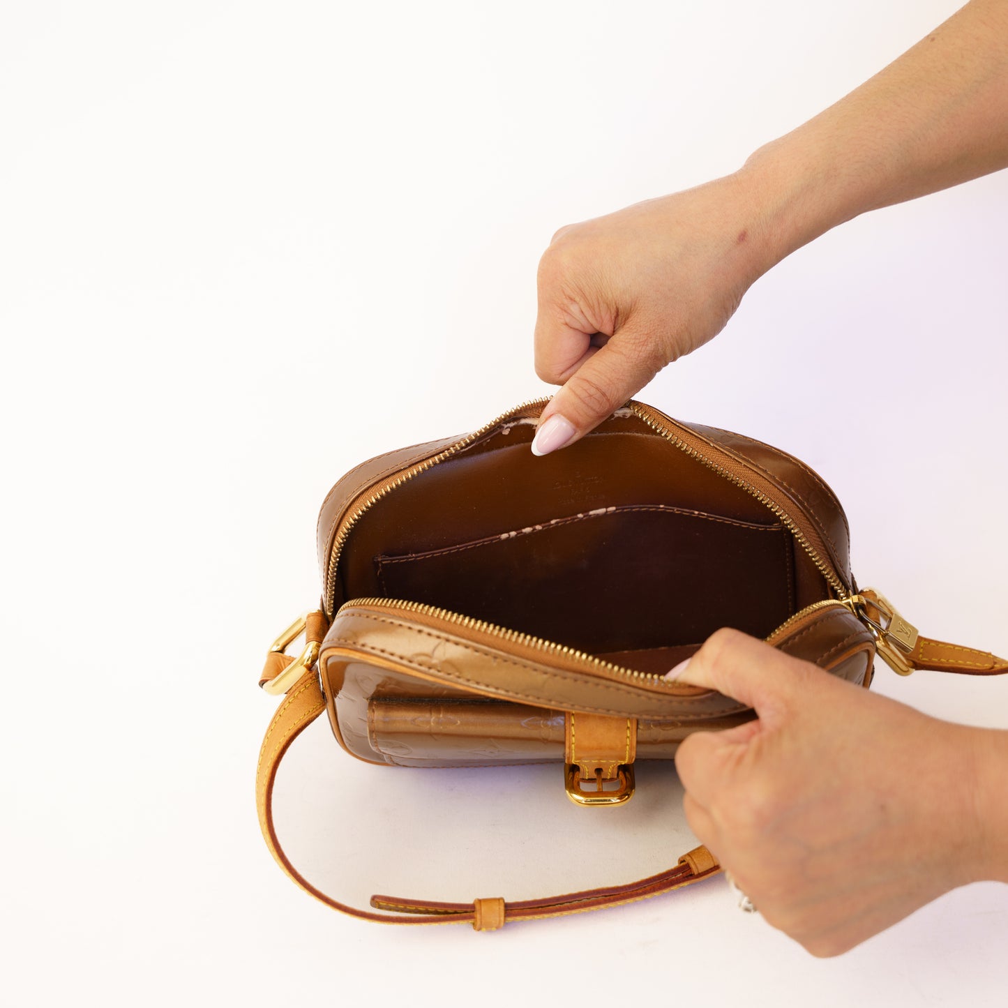Louis Vuitton Christie MM in Bronze Vernis 300426B07