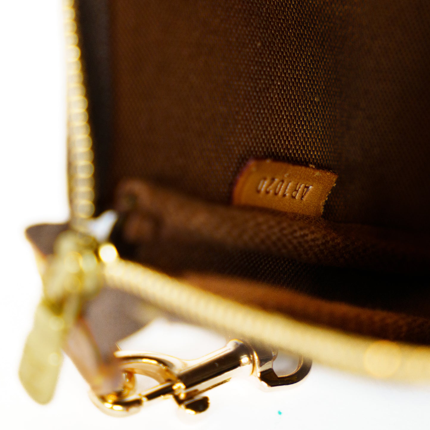 Louis Vuitton Pochette Accesoires in Monogram AR1020 300925F141