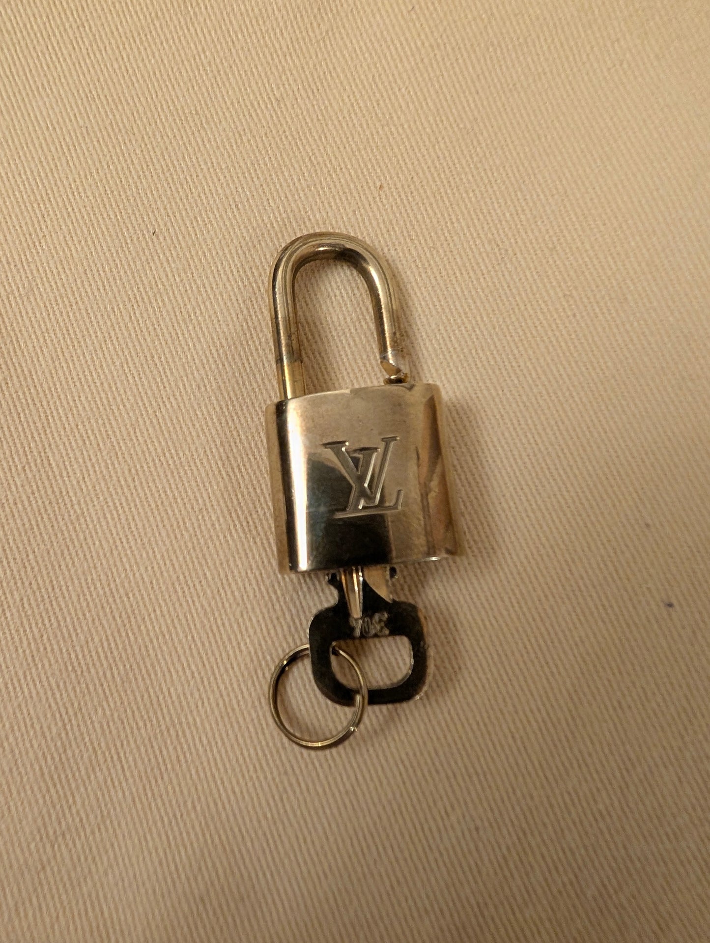 Louis Vuitton Padlock with 1 key #304