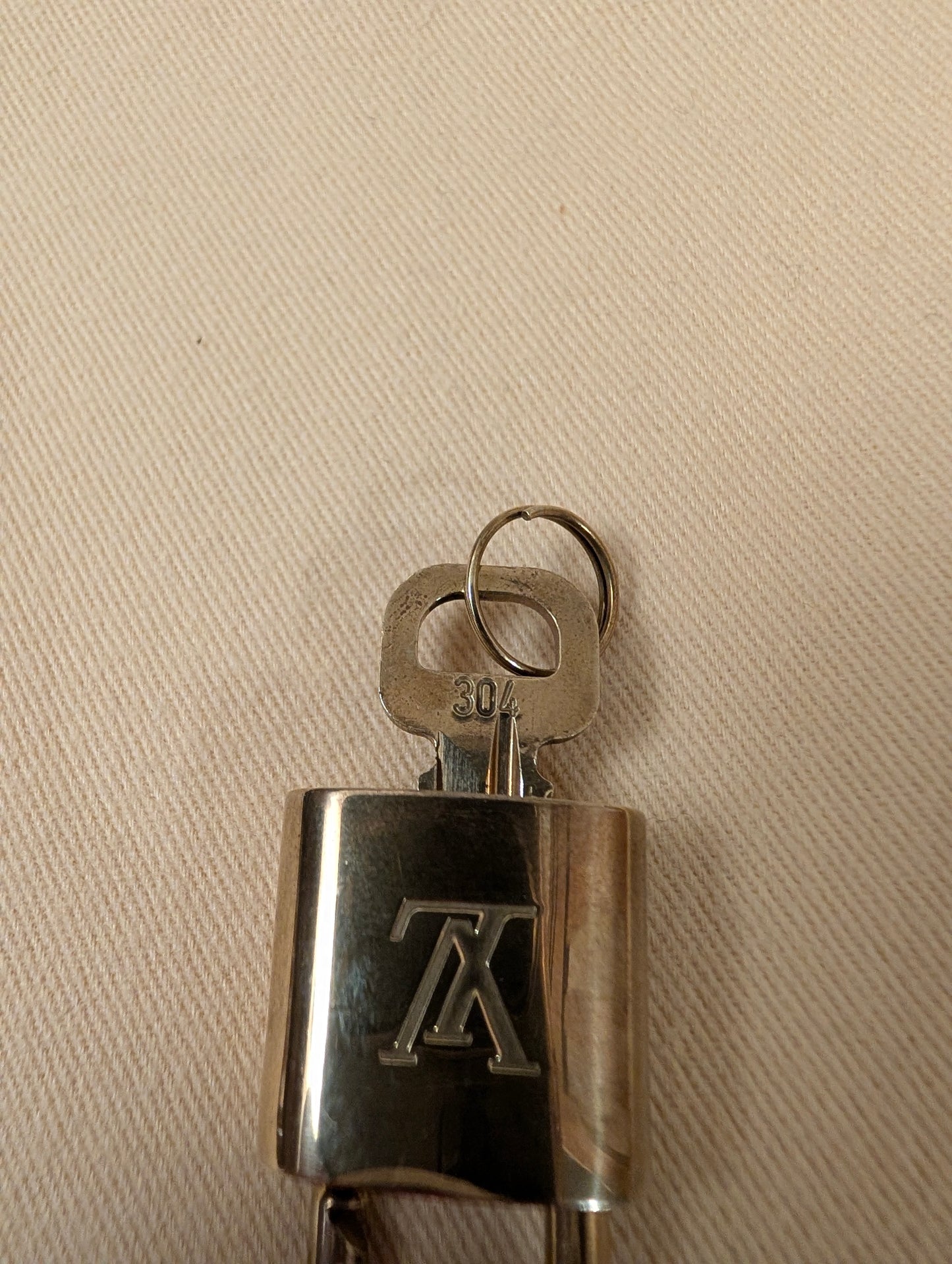 Louis Vuitton Padlock with 1 key #304