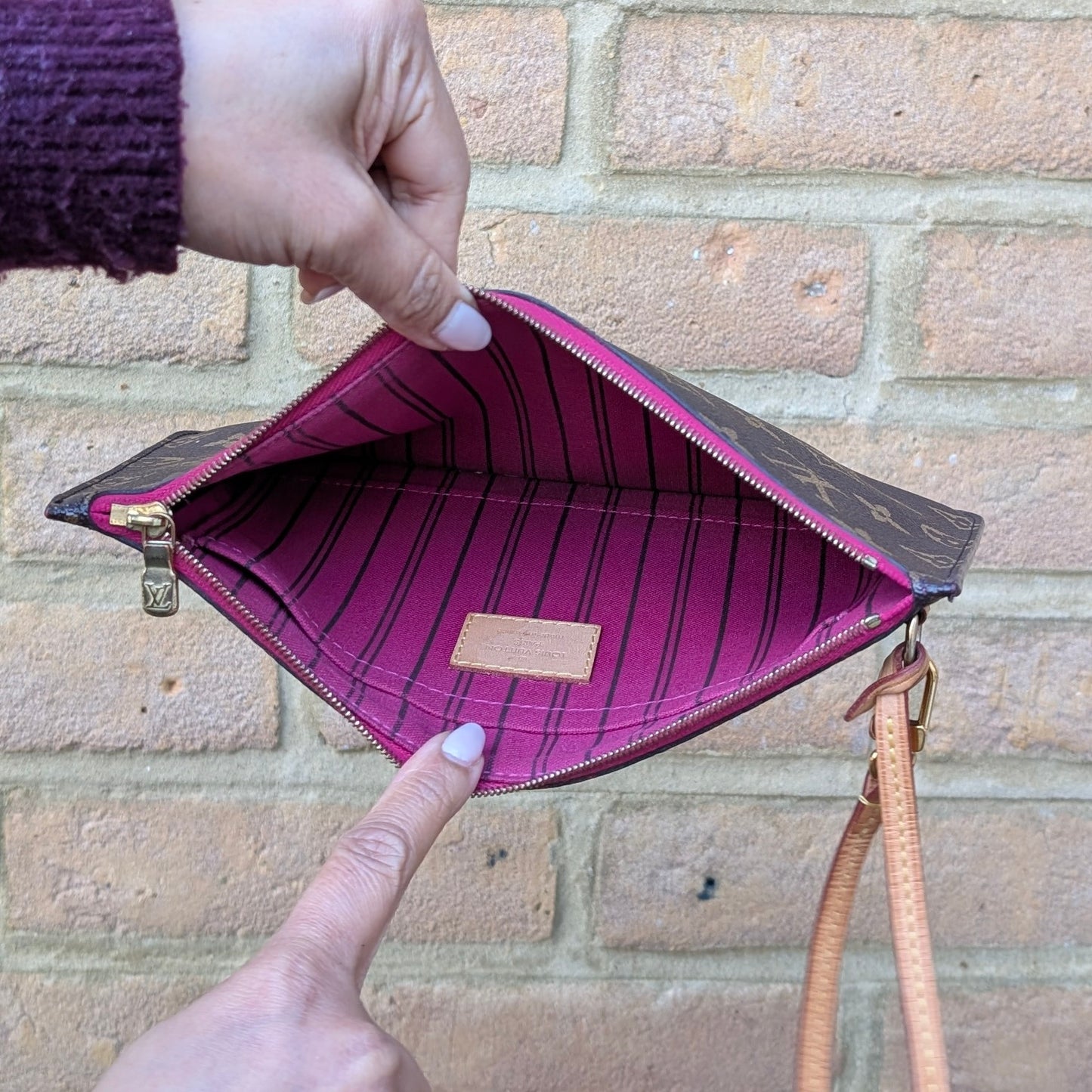 Louis Vuitton Neverfull Pouch in Monogram Canvas with Fuschia Interior 280126B06