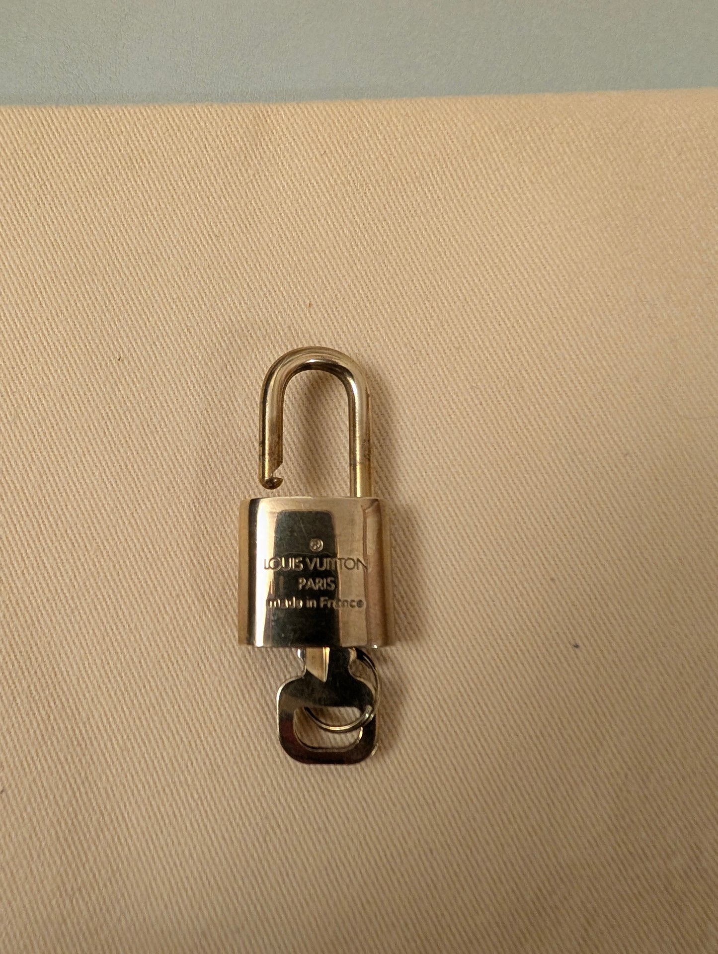 Louis Vuitton Padlock with 1 key #304