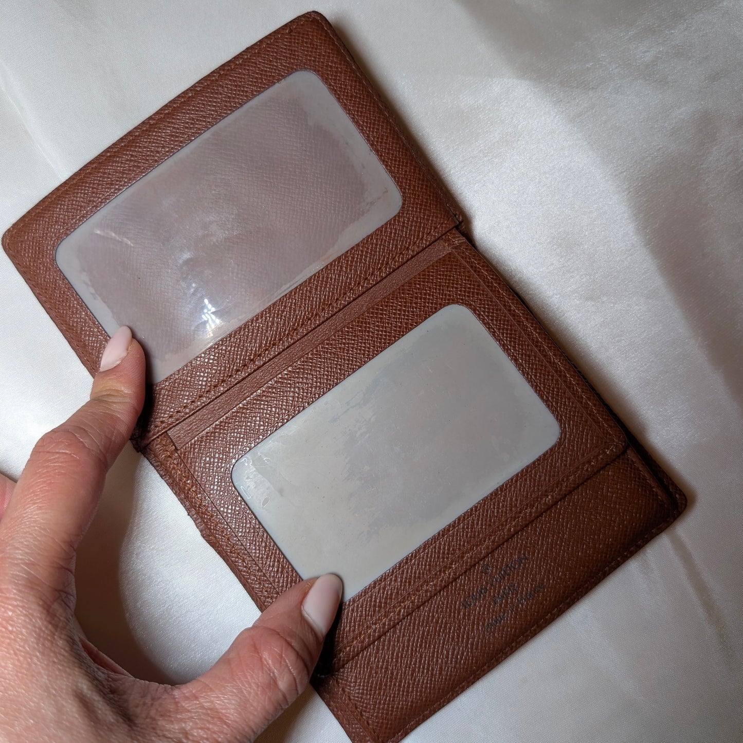 Louis Vuitton Bifold Card Holder in Monogram 280126B09