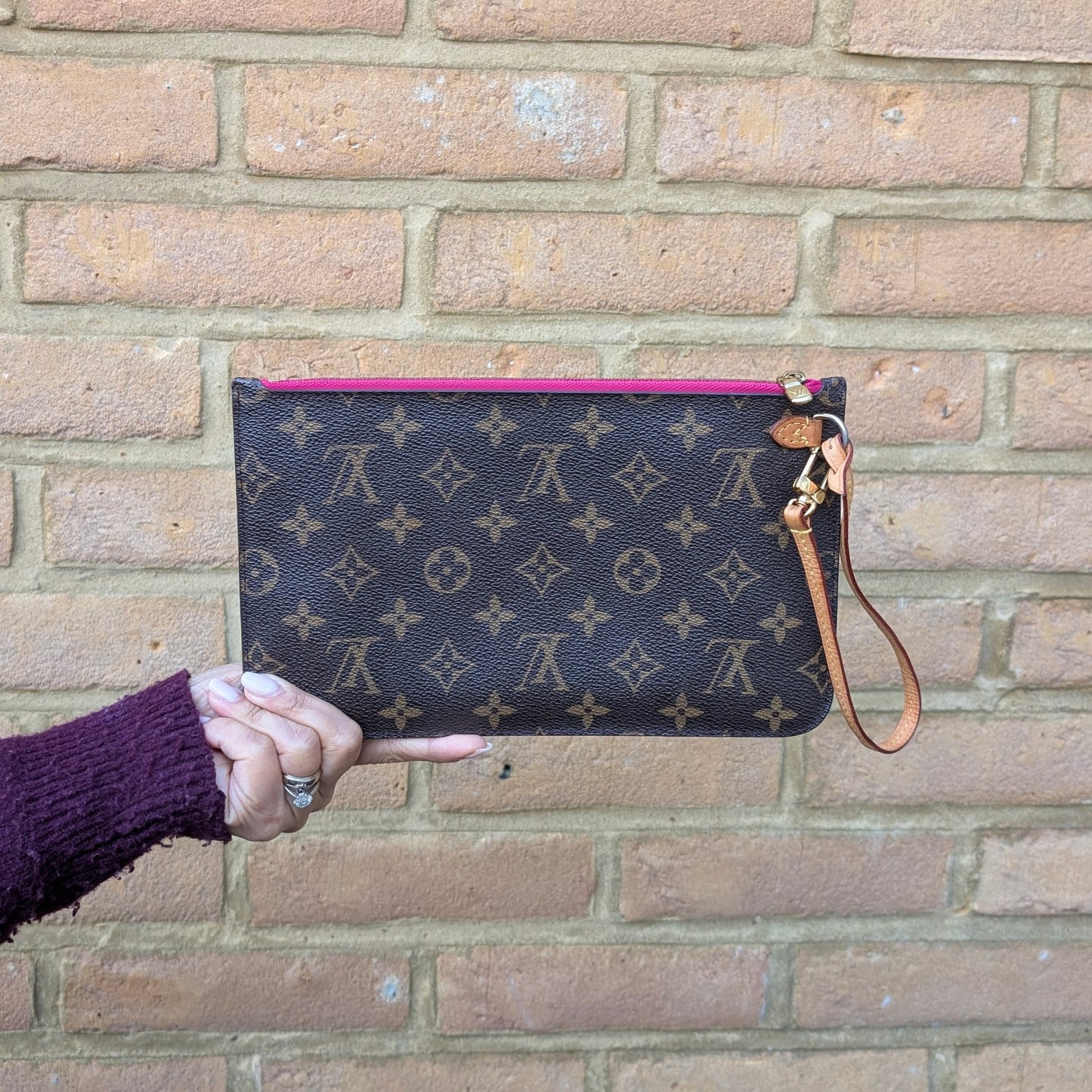 Louis Vuitton Neverfull Pouch in Monogram Canvas with Fuschia Interior 280126B06