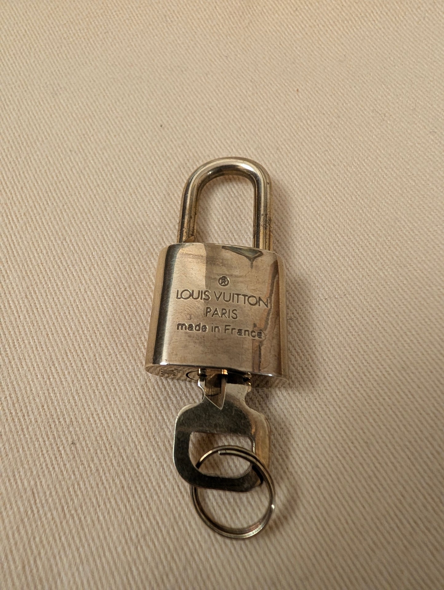 Louis Vuitton Padlock with 1 key #304