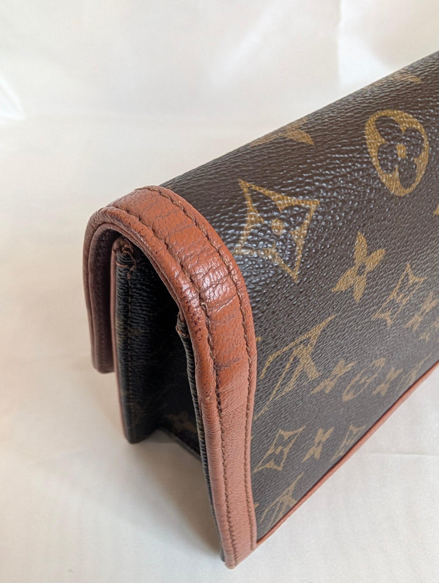 Louis Vuitton Dame Pochette GM Clutch in Monogram Canvas 121125B1