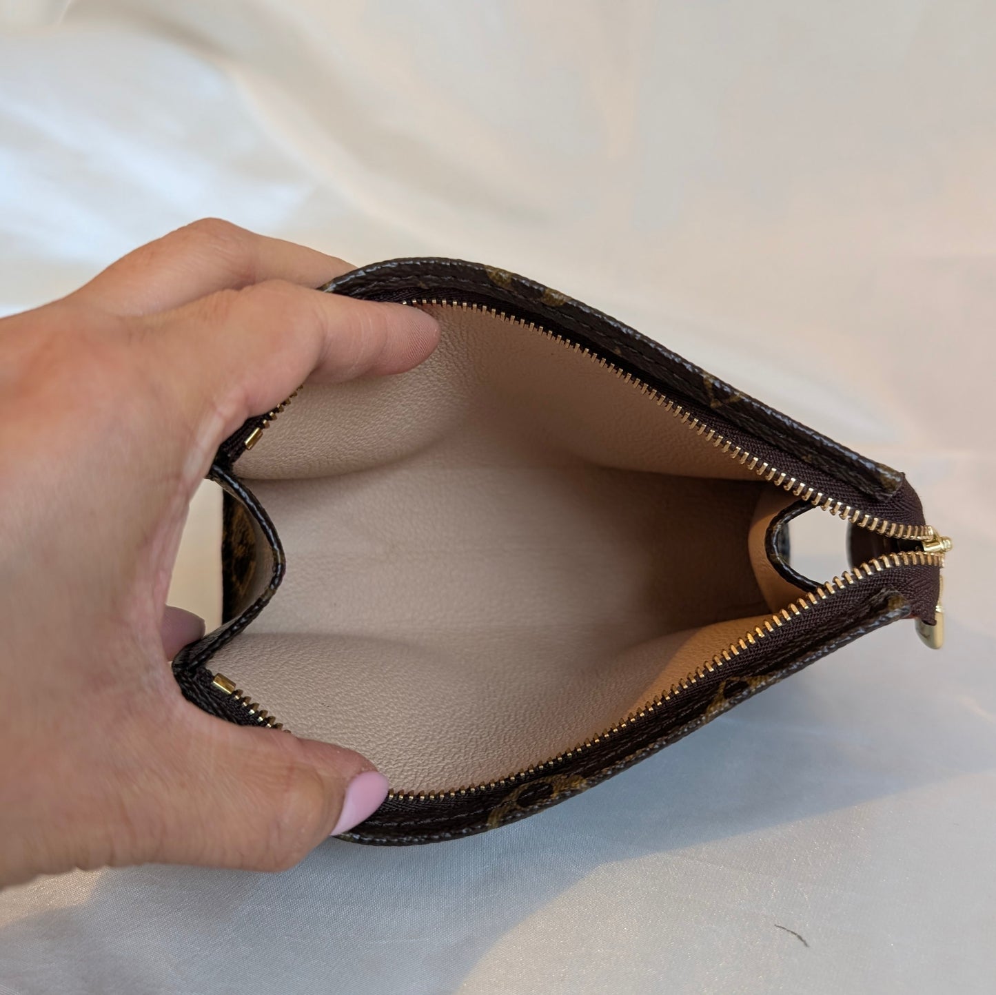 Louis Vuitton Toiletry Pouch 15 in Monogram Canvas 191125B21